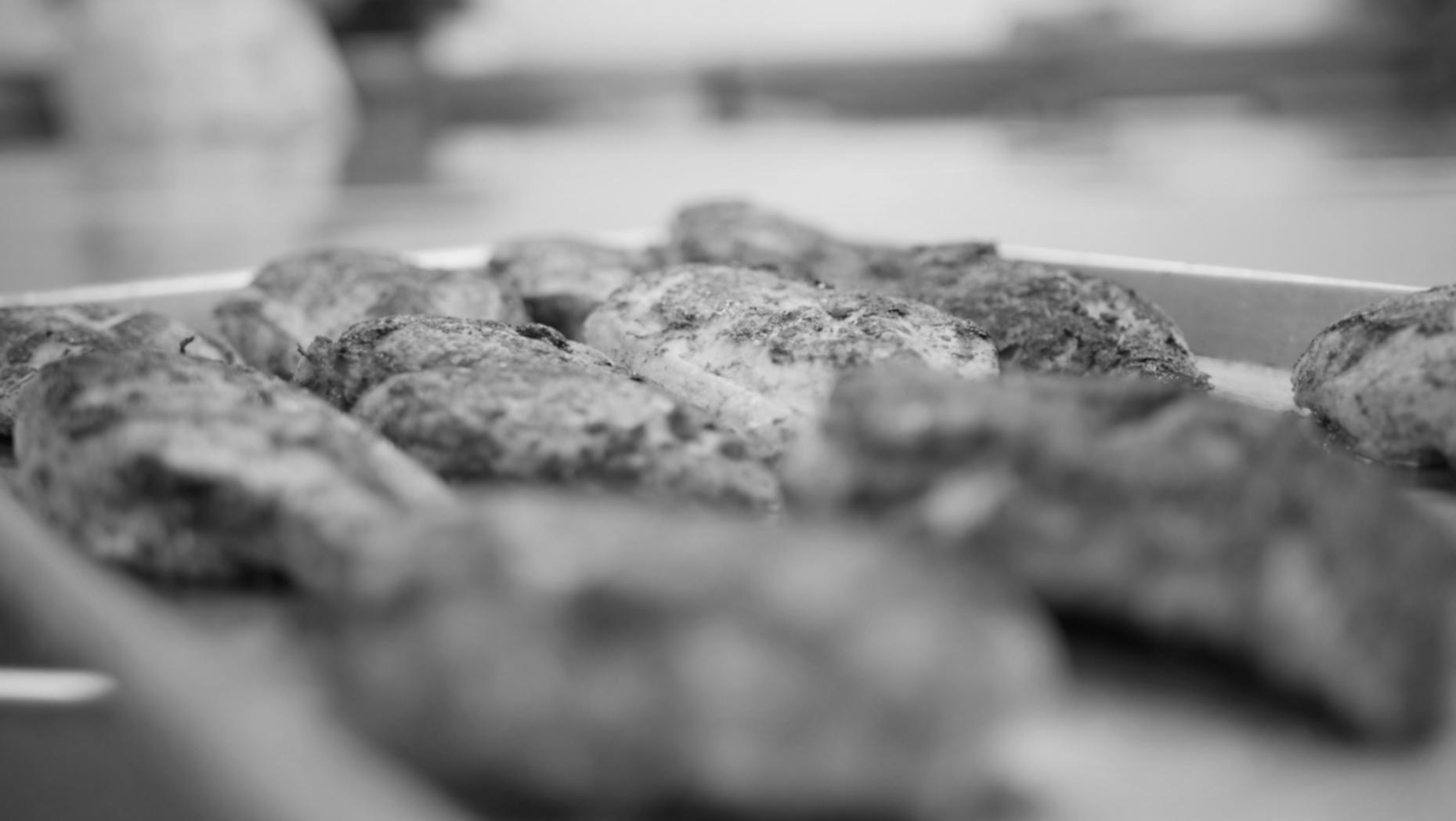 Процесс приготовления авторского блюда на профессиональной кухне